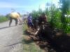 Gotong Royong Babinsa Bantu Petani Bangun Irigasi