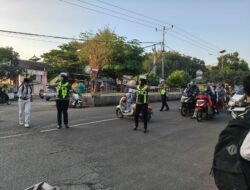 Strong Point Pagi, Unit Lantas Polsek Rasanae Barat Berikan Pelayanan dan Himbauan Keselamatan Berlalu Lintas di Depan MTsN 1 Kota Bima