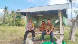 Dukung Ketahanan Pangan, Bhabinkamtibmas Desa Mumbu Dampingi Petani Siapkan Lahan Bawang Merah