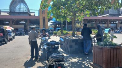 Polsek Kopang Gelar Patroli Dialogis di Pasar Jelojok, Ajak Warga Tingkatkan Kewaspadaan