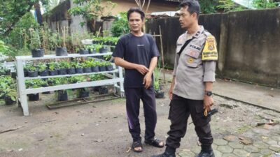 Dukung Ketahanan Pangan, Polsek Labuapi Dampingi Warga Lombok Barat Manfaatkan Pekarangan Kosong