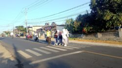Bhabinkamtibmas Desa Apitaik Lakukan Strong Point, Wujudkan Keselamatan Pelajar dan Pengguna Jalan