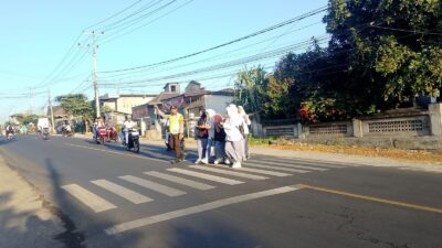 Bhabinkamtibmas Desa Apitaik Lakukan Strong Point, Wujudkan Keselamatan Pelajar dan Pengguna Jalan