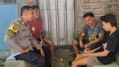Bhabinkamtibmas Desa Anggaraksa Sambangi Remaja, Ajak Bersama Jaga Kamtibmas