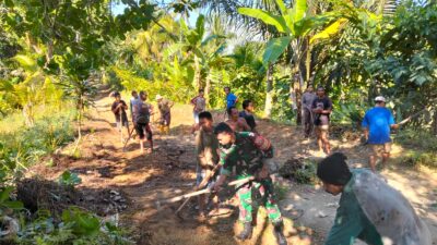 Gotong Royong Babinsa dan Warga Longserang, Lebarkan Jalan Buka Harapan