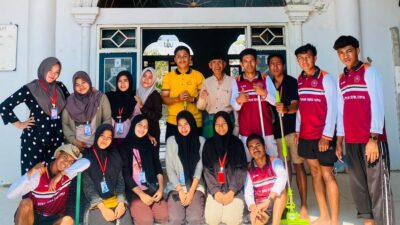Bhakti Religi, Bhabinkamtibmas Polsek Woha dan Mahasiswa Universitas STKIP Taman siswa Gotong Royong Bersihkan Masjid