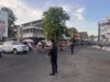 Hadir Berikan Rasa Aman di Jam Rawan Pagi, Sat Samapta Polres Sumbawa Atur Lalin dan Sebrangkan Anak Sekolah