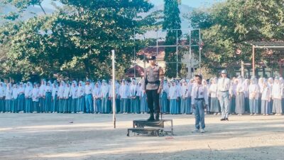 Jadi Irup Bendera di SMAN I Madapangga Bhabinkamtibmas Polsek Madapangga: Jauhi Narkoba dan Tidak Terlibat Tawuran