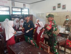Babinsa Mekarsari Dampingi Cek Kesehatan dan Imunisasi di Sekolah