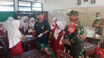 Babinsa Mekarsari Dampingi Cek Kesehatan dan Imunisasi di Sekolah
