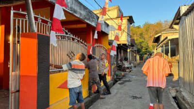 Sambut HUT Kemerdekaan RI ke-81, Polmas Kelurahan Kumbe Ajak Warga Kibarkan Bendera Merah Putih