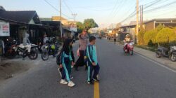 Hadir Berikan Rasa Aman dan Lancarkan Arus Lalu Lintas, Polsek Buer Gelar Strong Point di Depan SDN Perenang