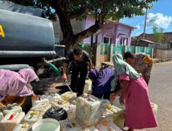 Bhabinkamtibmas Polsek Soromandi Dampingi Unit Rantis Satsamapta Polres Bima Kabupaten Salurkan Air Bersih di Desa Binaannya