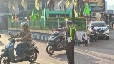 SAT LANTAS POLRES DOMPU GELAR RAWAN PAGI DAN STRONG POINT, WUJUDKAN KELANCARAN DAN KESELAMATAN LALU LINTAS