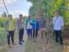 BHABINKAMTIBMAS POLSEK KEMPO DAMPINGI PENGUKURAN ULANG BATAS TANAH, CEGAH POTENSI PERSELISIHAN WARGA