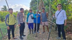 BHABINKAMTIBMAS POLSEK KEMPO DAMPINGI PENGUKURAN ULANG BATAS TANAH, CEGAH POTENSI PERSELISIHAN WARGA