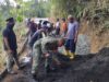 Babinsa Labuan Tereng Hadir Bangun Jalan Demi Kemajuan Desa
