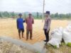Polresta Tuban, Polsek Tambakboyo – Dukung Ketahanan Pangan, Personel Polsek Tambakboyo Patroli Dialogis ke Lahan Jemur Jagung Milik Warga