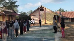 Persiapan Ajang Lomba Sambut HUT RI Ke-81, Bhabinkamtibmas Polsek Soromandi Latih Kedisiplinan dan PBB Bagi Pelajar SMAN 03 Soromandi