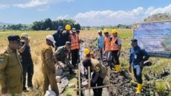 Bhabinkamtibmas Polsek Madapangga Hadiri Peletakan Batu Pertama Pembangunan DAM Irigasi Beringin