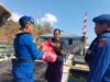Polri Peduli Masyarakat Pesisir, Sat Polairud Polres Bima Kota Bagikan Sembako di Teluk Bima