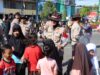 Gelora Nasionalisme Sambut HUT RI, Kapolres Sumbawa Turun ke Jalan Bagikan Ratusan Bendera dan Pita Merah Putih