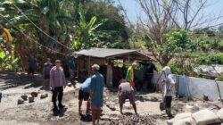 Wujud Kepedulian Polri, Bhabinkamtibmas Desa Wora Ikut Cor Tiang Masjid