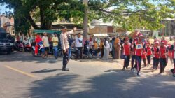 Kawal HUT RI ke-81, Personel Polsek Empang Amankan Lomba Gerak Jalan Tepat Waktu