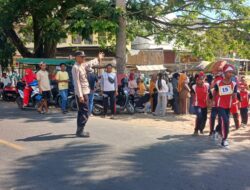 Kawal HUT RI ke-81, Personel Polsek Empang Amankan Lomba Gerak Jalan Tepat Waktu