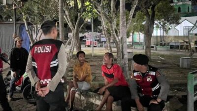 Berikan Keamanan dan Kenyamanan Masyarakat, Polisi Sumbawa Barat Patroli Malam di Taman Tiangnam