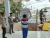 Bhabinkamtibmas Desa Lenek Daya Monitor Penyaluran Bantuan Pangan Beras, Ajak Warga Jaga Kamtibmas