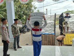 Bhabinkamtibmas Desa Lenek Daya Monitor Penyaluran Bantuan Pangan Beras, Ajak Warga Jaga Kamtibmas