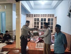Pererat Silaturahmi dengan Warga, Bhabinkamtibmas Desa Teros Sambangi TPQ dan Berikan Al – Qur’an