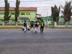 Bhabinkamtibmas Pringgabaya Gelar Strong Point Pagi, Bantu Siswa Menyeberang Jalan