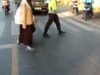Bhabinkamtibmas Kerumut Gelar Strong Point Pagi di Depan SLTPN 1 Pringgabaya, Pastikan Keselamatan Pelajar