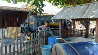 Atasi Dampak Kekeringan, Sat Samapta Polres Sumbawa Bersama BPBD Salurkan Air Bersih untuk Warga Moyo Utara