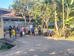 Gotong Royong Babinsa Bantu Warga Perluas Ruas Jalan