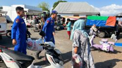 SAT POLAIRUD POLRES DOMPU HADIR DI PESISIR DAN PELABUHAN, IMBAU ORANG TUA AWASI ANAK SAAT BERMAIN DI PANTAI