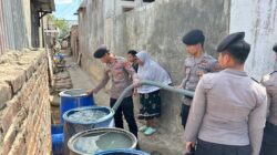 Peduli Kebutuhan Warga, Sat Samapta Polres Bima Kota Salurkan Air Bersih di Kelurahan Dara
