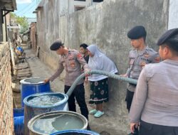 Peduli Kebutuhan Warga, Sat Samapta Polres Bima Kota Salurkan Air Bersih di Kelurahan Dara