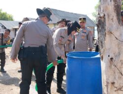 Wujud Nyata Kepedulian Sosial, Kapolres Sumbawa Turun Langsung Salurkan Bantuan Air Bersih ke Dusun Labu Sawo