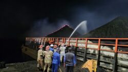 Kapal Polisi XXI-1004 Bersama Tim Gabungan Padamkan Batu Bara Terbakar di Tongkang Telaga Makmur 75