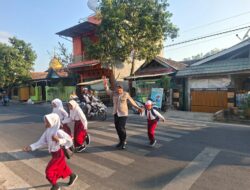 Polsek Rastim Bantu Seberangkan Anak Sekolah, Arus Lalu Lintas Tetap Lancar