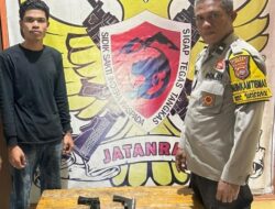 Dua Warga Kecamatan Monta Secara Sukarela Menyerahkan 2 Pucuk Senpira Jenis Pistol Ke Mapolsek Monta
