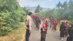Bhabinkamtibmas Polsek Pekat Amankan Tradisi Nyongkolan, Arus Lalu Lintas Tetap Lancar