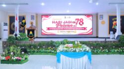 Polda NTB Gelar Syukuran Hari Jadi Ke-78 Polwan RI Secara Virtual, Berlangsung Khidmat dan Lancar  MATARAM – Seluruh personel Polisi Wanita (Polwan) di wilayah hukum Kepolisian Daerah Nusa Tenggara Barat (Polda NTB) mengikuti rangkaian Acara Syukuran Hari Jadi Ke-78 Polwan Republik Indonesia Tahun 2026. Kegiatan tersebut dilaksanakan secara serentak melalui sambungan aplikasi Zoom Meeting pada Selasa (8/9/2026).  Pelaksanaan syukuran ini melibatkan seluruh personel Polwan dari berbagai satuan kerja (Satker) Mapolda NTB hingga tingkat Polres dan Polresta jajaran. Meskipun dilaksanakan secara virtual, hal tersebut sama sekali tidak mengurangi kekhidmatan, kebersamaan, dan semangat para srikandi Bhayangkara di NTB dalam memperingati momen bersejarah bagi korps wanita di kepolisian.  Rangkaian acara yang diisi dengan agenda syukuran nasional ini menjadi ajang refleksi serta penguatan komitmen bagi seluruh Polwan Polda NTB untuk terus meningkatkan profesionalisme, integritas, dan pengabdian dalam melayani masyarakat. Kehadiran seluruh anggota Polwan dari berbagai tingkatan wilayah menunjukkan soliditas yang kuat dalam mendukung tugas-tugas kepolisian di NTB.  Seluruh rangkaian kegiatan Syukuran Hari Jadi Ke-78 Polwan RI di tingkat Polda NTB dan Polres/ta jajaran dari awal hingga akhir acara berjalan dengan aman, tertib, dan lancar.