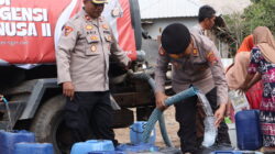 Polres Sumbawa Barat Salurkan Air Bersih untuk Warga Dusun Sagena, Kapolres Ajak Masyarakat Hemat Air dan Cegah Karhutla