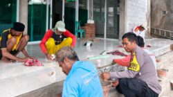 Bhabinkamtibmas Polsek Wawo Sambangi Warga Dan Ikut Gotong Royong Di Masjid Baitul Makmur