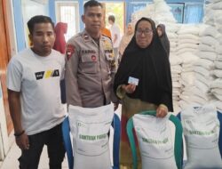Bhabinkamtibmas Polres Bima Kota Awasi Pembagian Beras Bantuan Badan Pangan Nasional