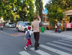 Ciptakan Rasa Aman di Jalan Raya, Polsek Labuan Badas Sigap Laksanakan Strong Point Pagi di SDN 2 Labuhan Sumbawa